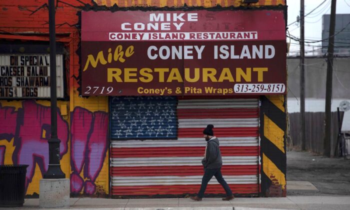 Un hombre pasa por un restaurante cerrado en Detroit, Michigan, el 24 de marzo de 2020. (Seth Herald/AFP a través de Getty Images)