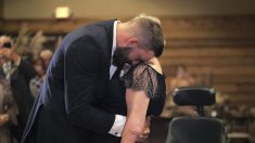 Desgarrador video muestra a un hijo en su boda bailando con mamá que padece esclerosis amiotrófica