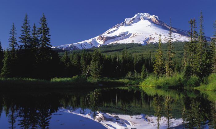 Vista del monte Hood reflejado en Mirror Lake, Oregon, el 22 de junio de 2006. (Dominio público)