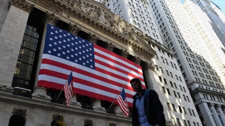 Wall Street cierra con triple récord por el nuevo plan de estímulo en EE.UU.