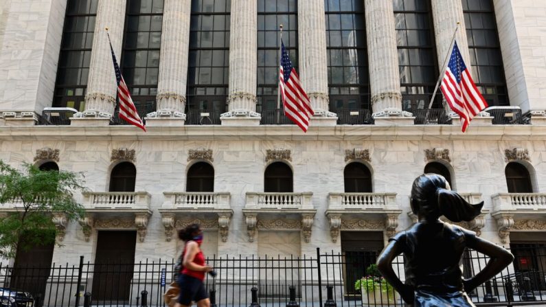 La gente pasa por la Bolsa de Valores de Nueva York (NYSE) en Wall Street en la ciudad de Nueva York, el 3 de agosto de 2020. (ANGELA WEISS/AFP vía Getty Images)