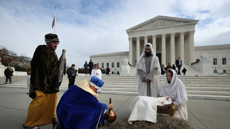 Una pareja retrata a María y José durante un belén en vivo frente a la Corte Suprema de los Estados Unidos, en el Capitolio de Washington, el 4 de diciembre de 2019. (Mark Wilson/Getty Images)