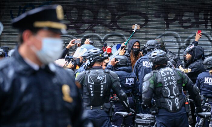 La policía de Nueva York detiene a algunas personas durante una protesta en Nueva York el 1 de noviembre de 2020. (Kena Betancur/AFP vía Getty Images)