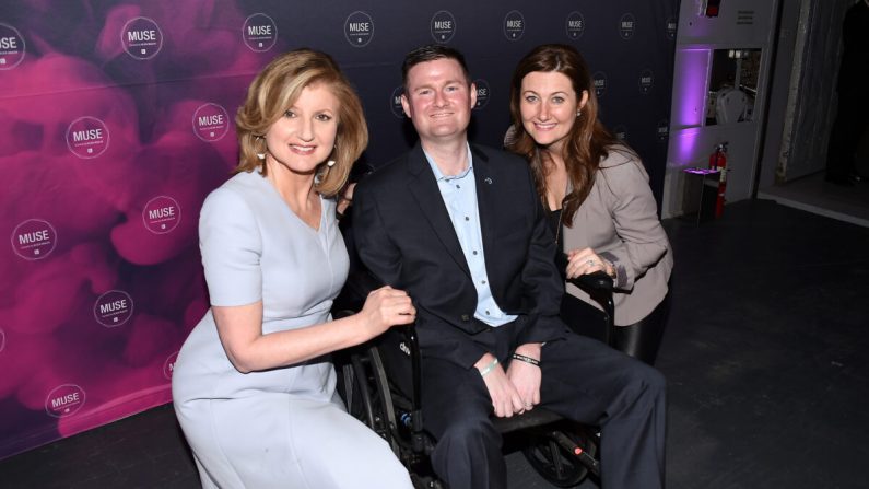 La autora Arianna Huffington, el cofundador del ALS Ice Bucket Challenge Patrick Quinn, y Anne Quinn asisten al Klick Health MUSE NYC en la ciudad de Nueva York el 31 de marzo de 2016. (Nicholas Hunt/Getty Images para Klick, Inc.)