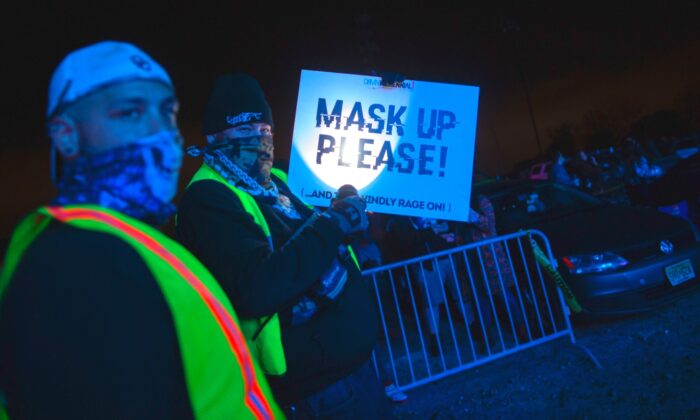 Trabajadores muestran un cartel durante la fiesta de Montage Mountain en Scranton, Pensilvania, el 23 de octubre de 2020. (Kena Betancur/AFP vía Getty Images)