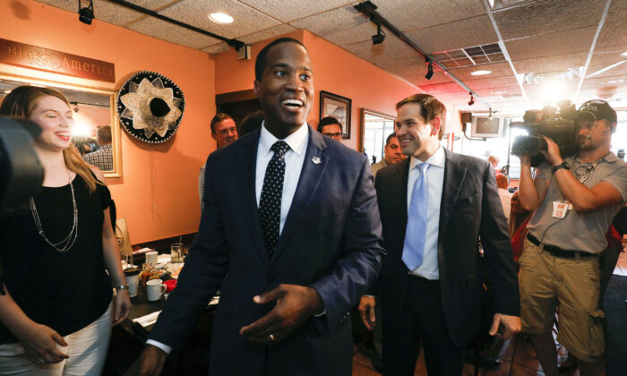 El candidato al Senado por el Partido Republicano de Michigan, John James (izquierda), hace campaña con la ayuda del senador Marco Rubio (R-Fla.) (derecha) en el Restaurante Senor Lopez en Detroit, Mich., el 13 de agosto de 2018. (Bill Pugliano/Getty Images)
