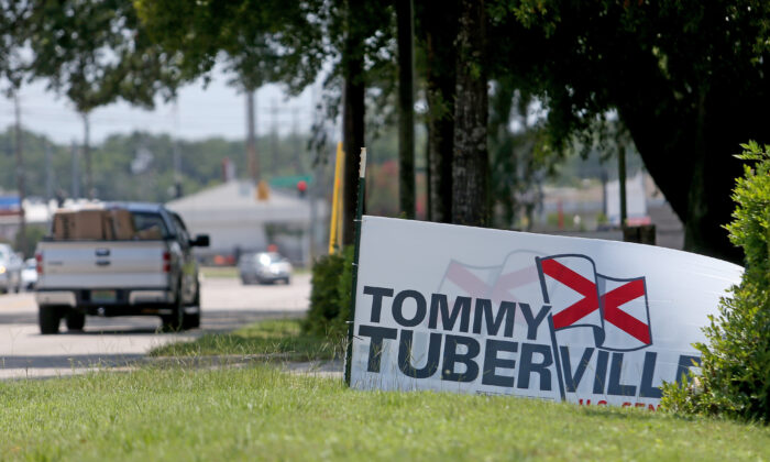 Un Cartel de la campaña de Tommy Tuberville en Three Notch Road en Mobile, Alabama, el 14 de julio de 2020. (Michael DeMocker/Getty Images)