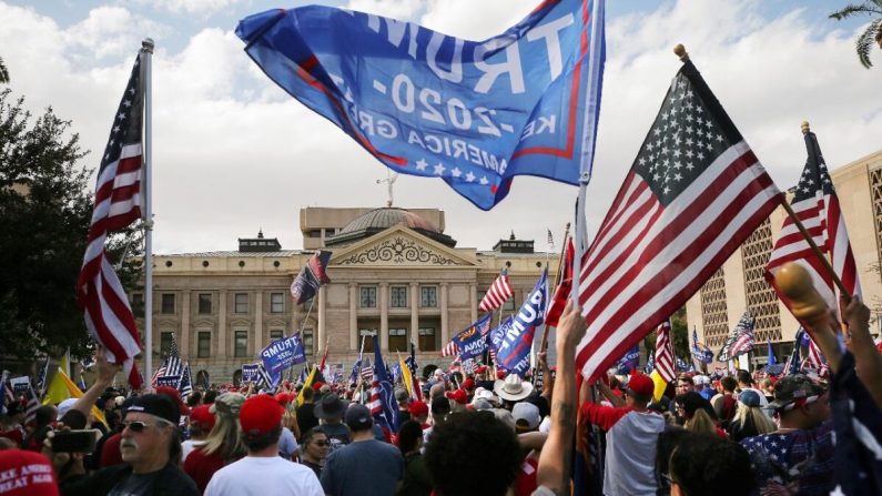 Los partidarios del presidente Donald Trump se manifiestan en un mitin "Stop the Steal" frente al Capitolio del Estado el 7 de noviembre de 2020 en Phoenix, Arizona. (Mario Tama/Getty Images)
