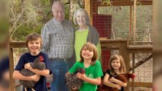 Abuelos envían fotos tamaño natural a su familia para compartir con sus nietos el Día de Acción de Gracias