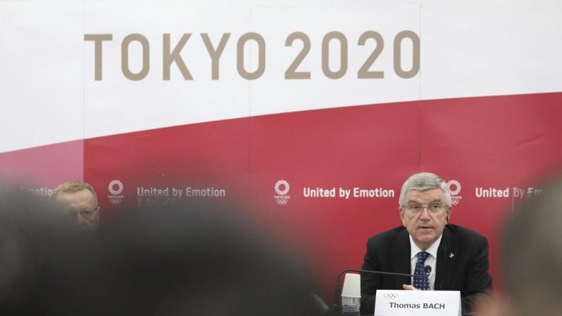 Thomas Bach, presidente del Comité Olímpico Internacional, asiste a una conferencia de prensa en Tokio el 16 de noviembre de 2020. (Du Xiaoyi/Pool/Getty Images)