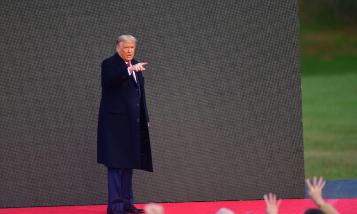 El presidente Donald Trump da muestras de agradecimiento a sus partidarios después de un mitin en Newtown, Pensilvania, el 31 de octubre de 2020. (Mark Makela/Getty Images)