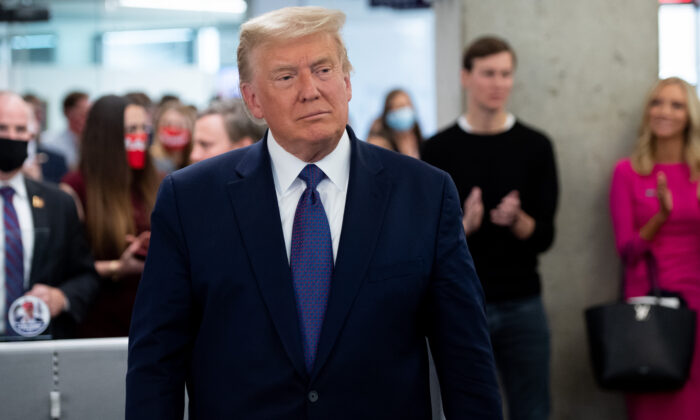 El presidente Donald Trump visita la sede de su campaña en Arlington, Virginia, el 3 de noviembre de 2020. (Saul Loeb/AFP a través de Getty Images)