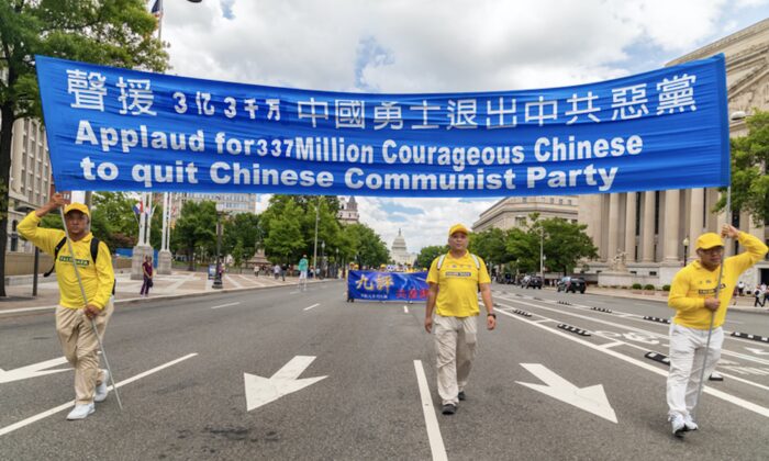 Los practicantes de Falun Dafa sostienen una pancarta en apoyo a los 330 millones de chinos que  han renunciado al Partido Comunista Chino, durante un desfile en Washington, el 18 de julio de 2019. (Mark Zou/The Epoch Times)