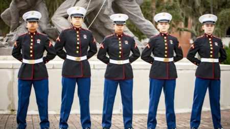 5 hermanas se gradúan en el Cuerpo de Marines el mismo día, cumpliendo su pacto de patriotismo
