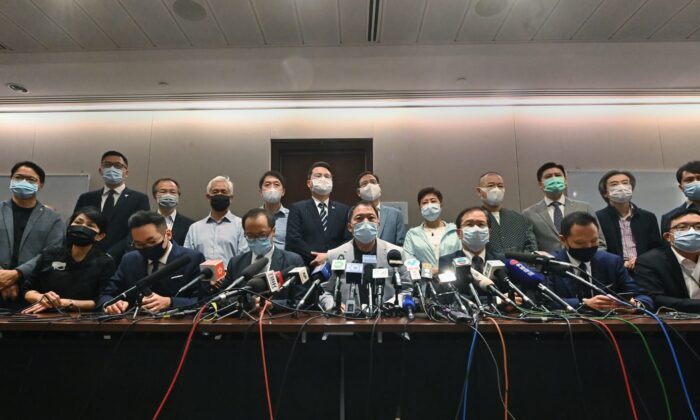 Los legisladores del campo prodemocrático de Hong Kong celebran una conferencia de prensa en Hong Kong, el 11 de noviembre de 2020. (Song Bilung/The Epoch Times)