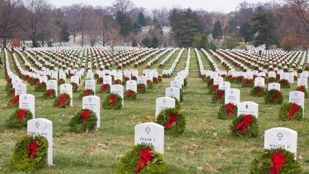 Trump ordena que continúe evento conmemorativo de guirnaldas en el cementerio nacional de Arlington