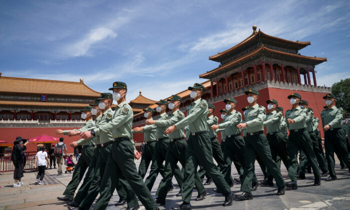 Soldados del Ejército Popular de Liberación marchan frente a la entrada de la Ciudad Prohibida, en Beijing, el 20 de mayo de 2020. (Andrea Verdelli/Getty Images)
