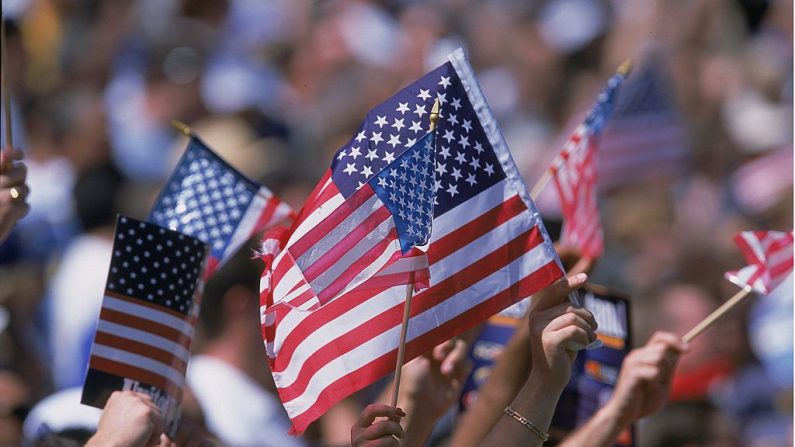 Banderas estadounidenses en el Rose Bowl en Pasadena, California. (Stephen Dunn /Allsport via Getty Images)