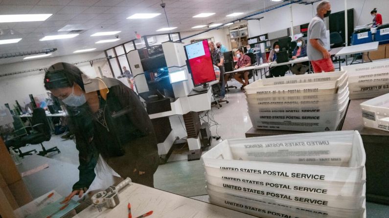 Trabajadores electorales cuentan las boletas dentro del Departamento de Elecciones del Condado de Maricopa en Phoenix, Arizona, el 5 de noviembre de 2020. (Olivier Touron/AFP a través de Getty Images)