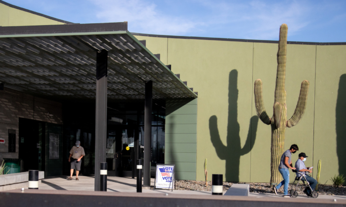 La gente sale del sitio de votación del Ayuntamiento de Eloy el 3 de noviembre de 2020 en Eloy, Arizona. (Courtney Pedroza/Getty Images)