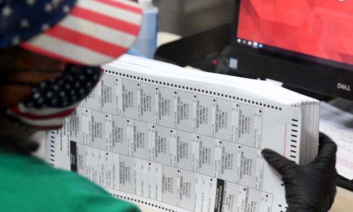 Una empleada del Condado de Clark escanea las boletas de voto por correo en el Departamento de Elecciones del Condado de Clark en North Las Vegas, Nevada, el 7 de noviembre de 2020. (Ethan Miller/Getty Images)