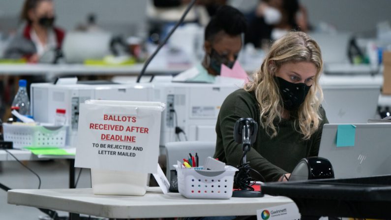 El personal electoral revisa las boletas provisionales en las oficinas de la Junta de Registro de Votantes y Elecciones del Condado de Gwinnett en Lawrenceville, Ga. el 7 de noviembre de 2020. (Elijah Nouvelage/Getty Images)