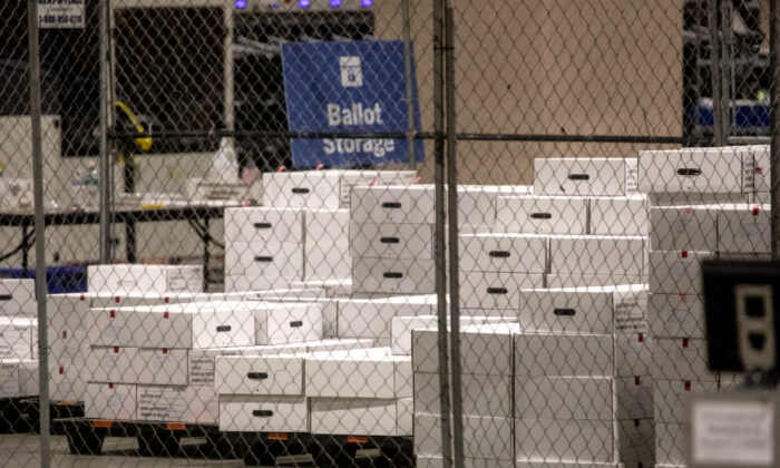 Las cajas de votos emitidos se ven encerradas en el área de almacenamiento de votos en el Centro de Convenciones de Filadelfia en Filadelfia, Pensilvania, el 6 de noviembre de 2020. (Chris McGrath/Getty Images)