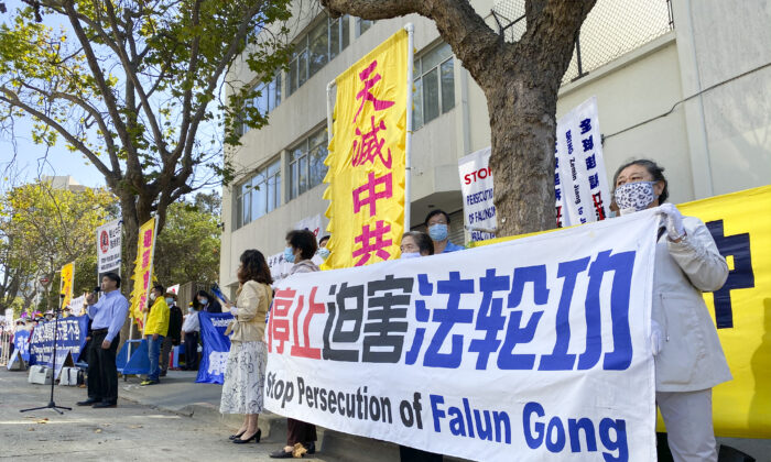 Los manifestantes se paran en el consulado chino, en San Francisco, para crear conciencia sobre la persecución a Falun Gong en China, el 21 de septiembre de 2020. (Ilene Eng/The Epoch Times)