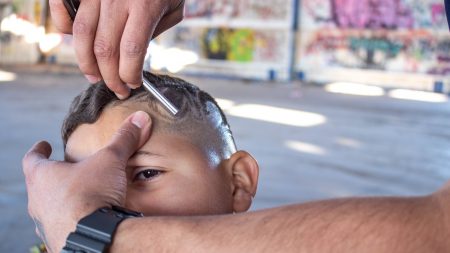 Niño de 7 años se afeita la cabeza para que su amigo con cáncer no sea el único sin pelo en la escuela