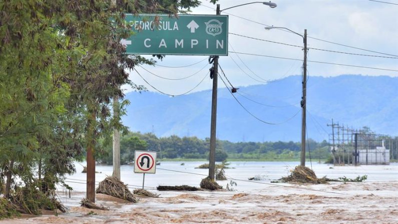 Fotografía de la colonia El Campin inundada a causa del huracán Eta, en la ciudad de San Manuel (Honduras). EFE/Jose Valle