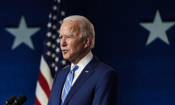 El candidato presidencial demócrata Joe Biden da un discurso un día después de las elecciones presidenciales en Wilmington, Del., el 4 de noviembre de 2020. (Drew Angerer/Getty Images)