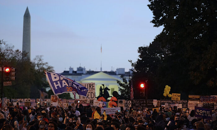 Los partidarios del candidato presidencial demócrata Joe Biden se reúnen en la Plaza Black Lives Matter en Washington, D.C., el 8 de noviembre de 2020. (ALEX EDELMAN/AFP vía Getty Images)
