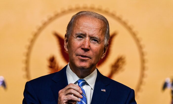 El candidato presidencial demócrata Joe Biden pronuncia un discurso del día de Acción de Gracias en el Queen Theatre en Wilmington, Delaware, el 25 de noviembre de 2020. (Chandan Khanna/AFP a través de Getty Images)