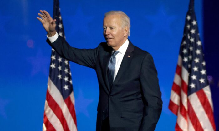 El candidato presidencial demócrata Joe Biden habla en un evento drive-in durante la noche de las elecciones en el Chase Center en Wilmington, Delaware, la madrugada del 4 de noviembre de 2020. (Win McNamee/Getty Images)
