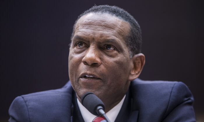 El exjugador de la NFL Burgess Owens testifica durante una audiencia en Washington el 19 de junio de 2019. (Zach Gibson/Getty Images)