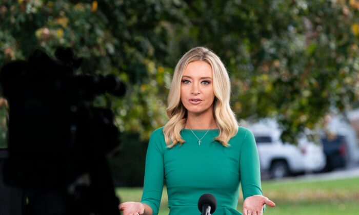 La secretaria de prensa de la Casa Blanca Kayleigh McEnany es entrevistada por Fox News en la Casa Blanca en Washington, DC, el 23 de octubre de 2020. (ALEX EDELMAN/AFP vía Getty Images)