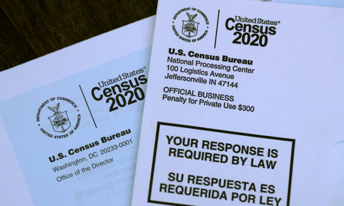 El logotipo del censo de EE. UU. aparece en los materiales del censo que se reciben por correo con una invitación para completar la información del censo por Internet en San Anselmo, California, el 19 de marzo de 2020. (Justin Sullivan/Getty Images)