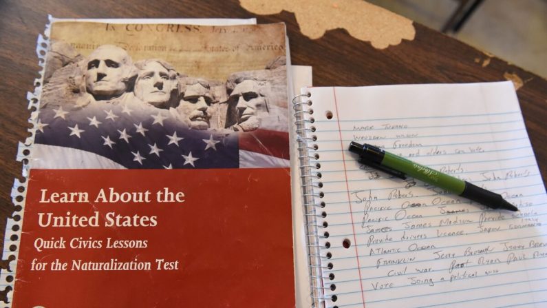 Un folleto de revisión del examen de ciudadanía estadounidense y notas se ven durante una clase de preparación para el examen de ciudadanía en Perris, California, el 16 de junio de 2016. (Robyn Beck/AFP vía Getty Images)