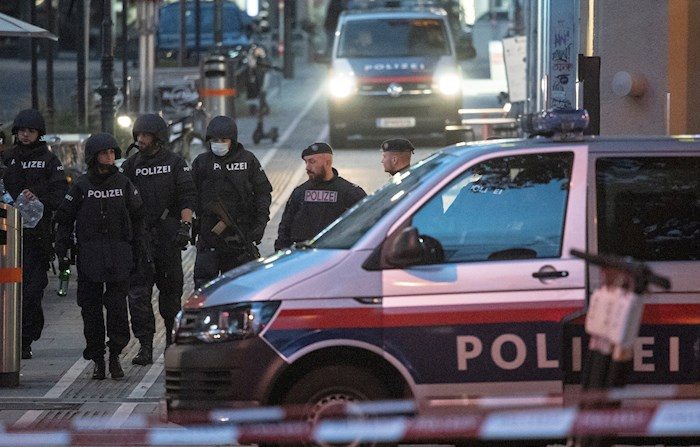 La policía austriaca se reúne después de varios tiroteos en el primer distrito de Viena, Austria, 03 de noviembre de 2020. Varias personas murieron y otras están gravemente heridas en lo que los funcionarios consideran un ataque terrorista ocurrido al atardecer del 2 de noviembre.(EFE/EPA/CHRISTIAN BRUNA)