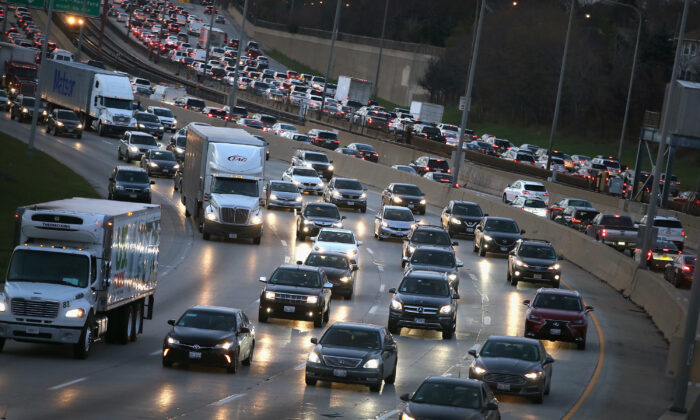 La autopista Kennedy llena de automóviles mientras los viajeros en la hora pico y del Día de Acción de Gracias intentan abrirse paso por la ciudad, en Chicago, Illinois, el 21 de noviembre de 2017. (Scott Olson/Getty Images)