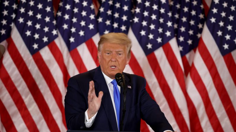El presidente Donald Trump habla la noche de las elecciones en el Salón Este de la Casa Blanca en la madrugada del 4 de noviembre de 2020 en Washington. (Chip Somodevilla/Getty Images)