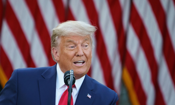 El presidente Donald Trump habla sobre las últimas novedades de la "Operación Warp Speed" en la Rosaleda de la Casa Blanca el 13 de noviembre de 2020. (Mandel Ngan/AFP a través de Getty Images)