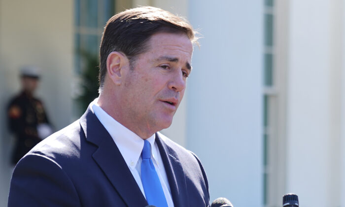 El gobernador de Arizona Doug Ducey habla con los reporteros después de reunirse con el presidente Donald Trump en la Casa Blanca en Washington el 3 de abril de 2019.(Chip Somodevilla/Getty Images)