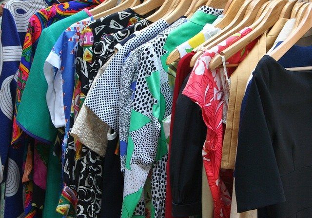 Organice su armario y haga un inventario de lo que tiene antes de seguir comprando más.
(JamesDeMers en Pixabay) 