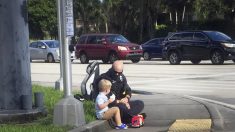 Espontánea foto de policía consolando a niño luego de accidente automovilístico revela «acto de bondad»