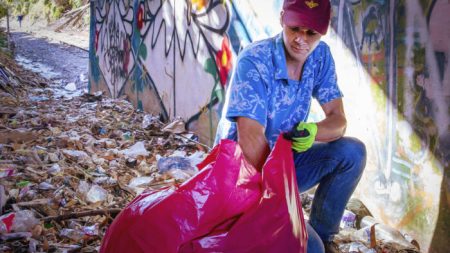 Hombre de Carolina del Norte recoge 7000 bolsas de basura e inicia un movimiento ecológico