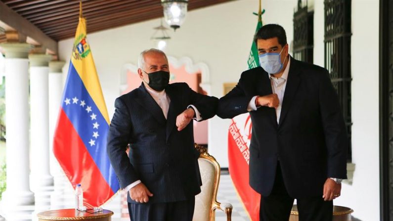 El ministro de Relaciones Exteriores iraní Javad Zarif y el dictador venezolano Nicolás Maduro posan para una foto después de su reunión en Caracas, Venezuela, el 05 de noviembre de 2020. (EFE/EPA/MIRAFLORES PRENSA)
