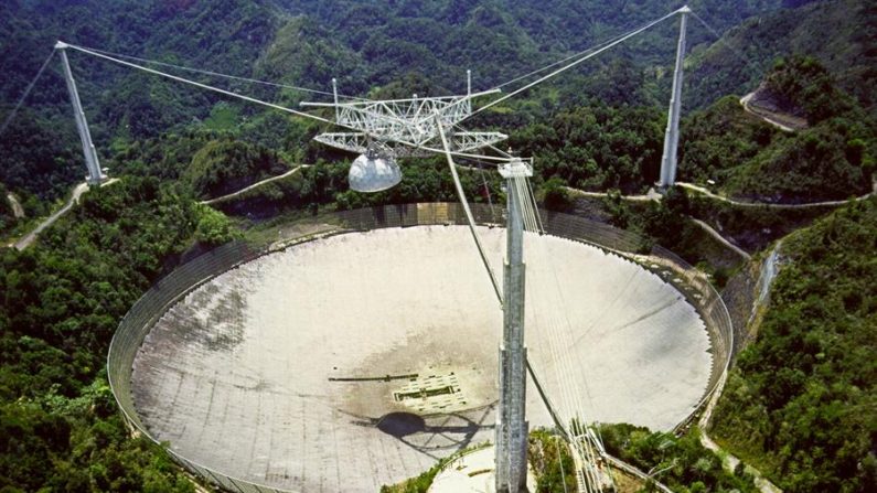 Fotografía sin fecha cedida por el Observatorio de Arecibo donde se muestra al observatorio de Arecibo en Puerto Rico. EFE/Observatorio de Arecibo