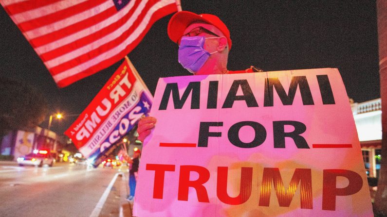 Simpatizantes del presidente de EE.UU., Donald Trump, salen a las calles de Miami, este 3 de noviembre de 2020. (EFE/Cristóbal Herrera)