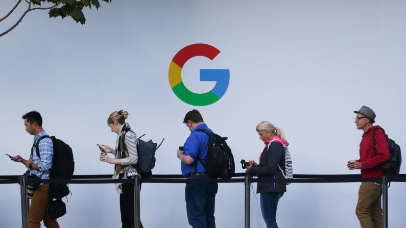 Los asistentes esperan en fila para entrar en un evento de lanzamiento de productos de Google en el SFJAZZ Center de San Francisco, California (EE.UU.), el 4 de octubre de 2017. (Elijah Nouvelake/AFP vía Getty Images)